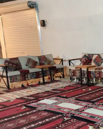 جلسة أرضية تراثية: سجاد وفرش بنقوش تراثية لمجلس عربي.