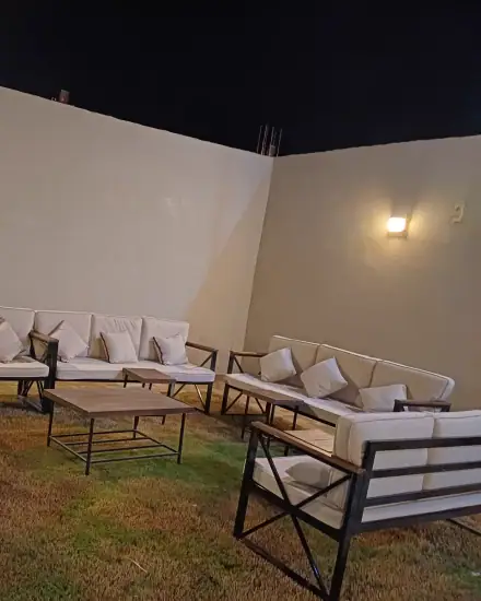 جلسة كنب: كنب مريح بوسائد وطاولات جانبية.