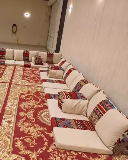 مجلس أرضي: جلسة أرضية مرتبة على السجاد لاستقبال الضيوف.