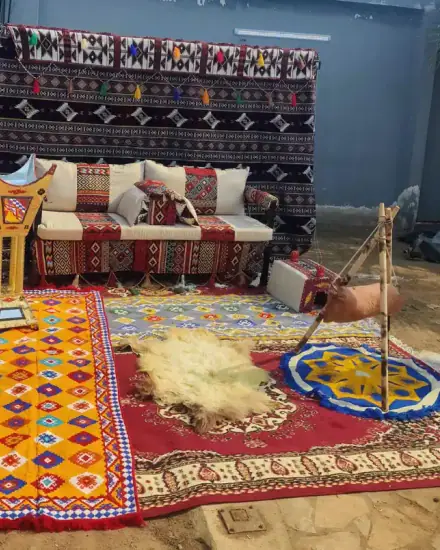 جلسة أرضية تراثية: سجاد وفرش بنقوش تراثية لمجلس عربي.