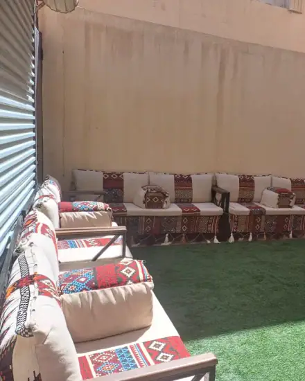 جلسة أرضية بالسجاد: فرش ومساند وسجاد لجلسة أرضية كاملة.