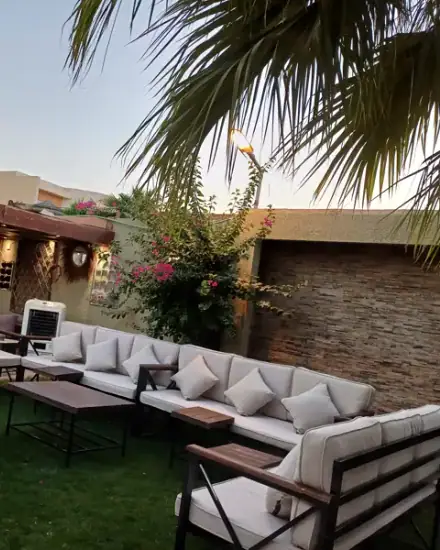 جلسة كنب: كنب مريح بوسائد وطاولات جانبية.