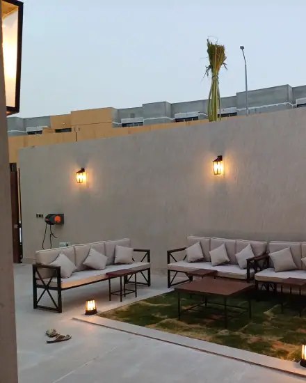 جلسة كنب: كنب مريح بوسائد وطاولات جانبية.