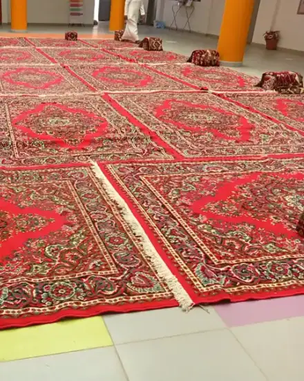 سجاد المناسبات: سجاد بنقوش لتغطية أرضية الجلسة.