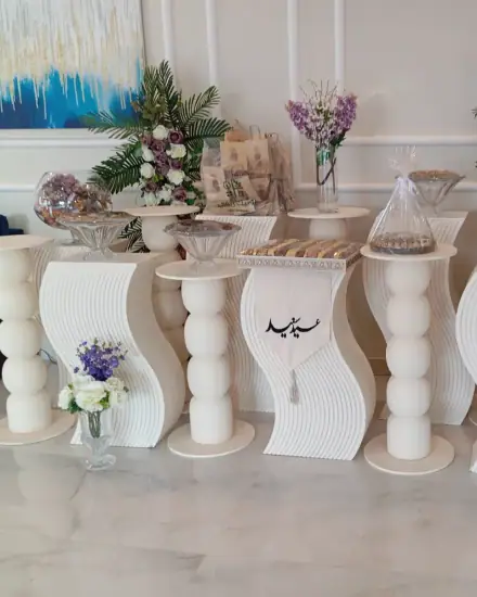 ضيافة وتنسيق: طاولة ضيافة مرتبة ومنسقة.