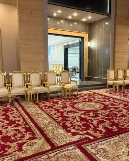 كراسي للمناسبات: كراسي مرتبة جاهزة للضيوف.