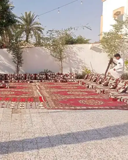 جلسة أرضية بالسجاد: فرش ومساند وسجاد لجلسة أرضية كاملة.