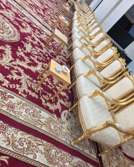 صف كراسي: كراسي مصفوفة للجلوس.
