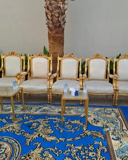 كراسي ذهبية على سجاد أزرق