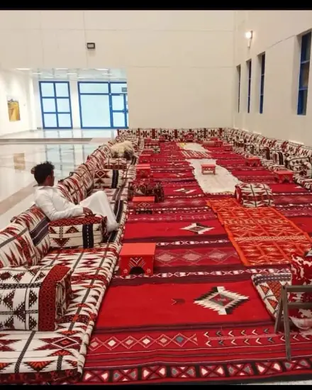 مجلس أحمر طويل