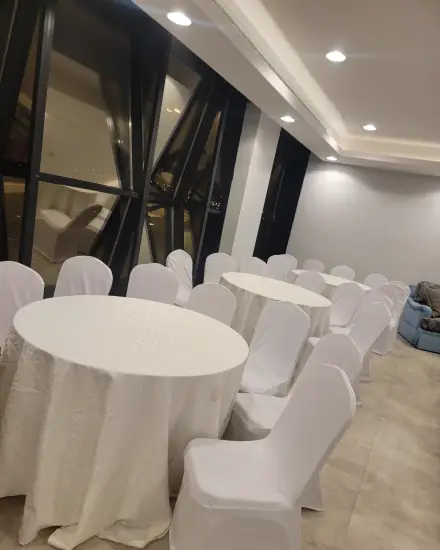 طاولات بمفارش بيضاء