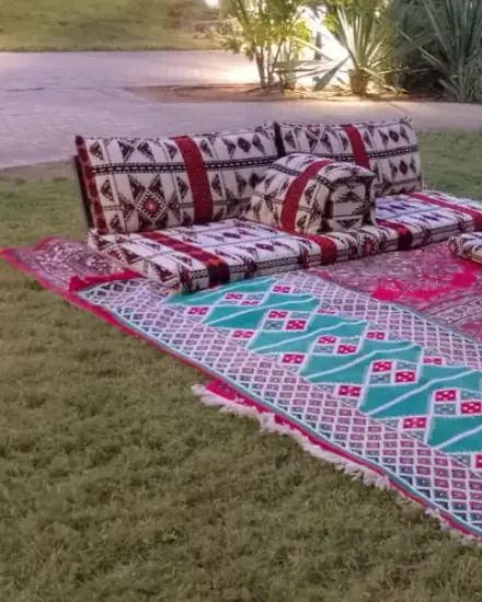 جلسة أرضية على العشب