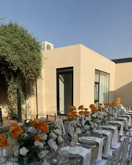 مائدة بالورد البرتقالي