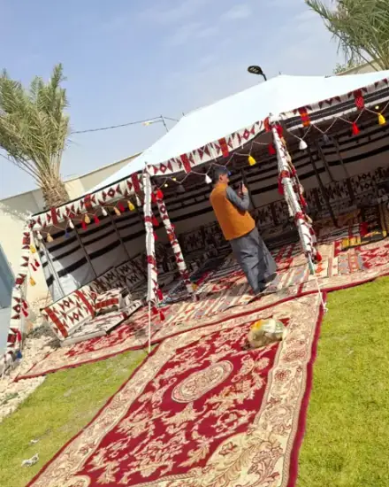 بيت شعر على العشب