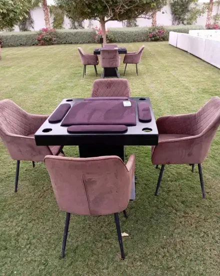 طاولة لعب وكراسي وردية