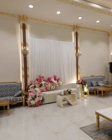 كوشة بالورد والكنب